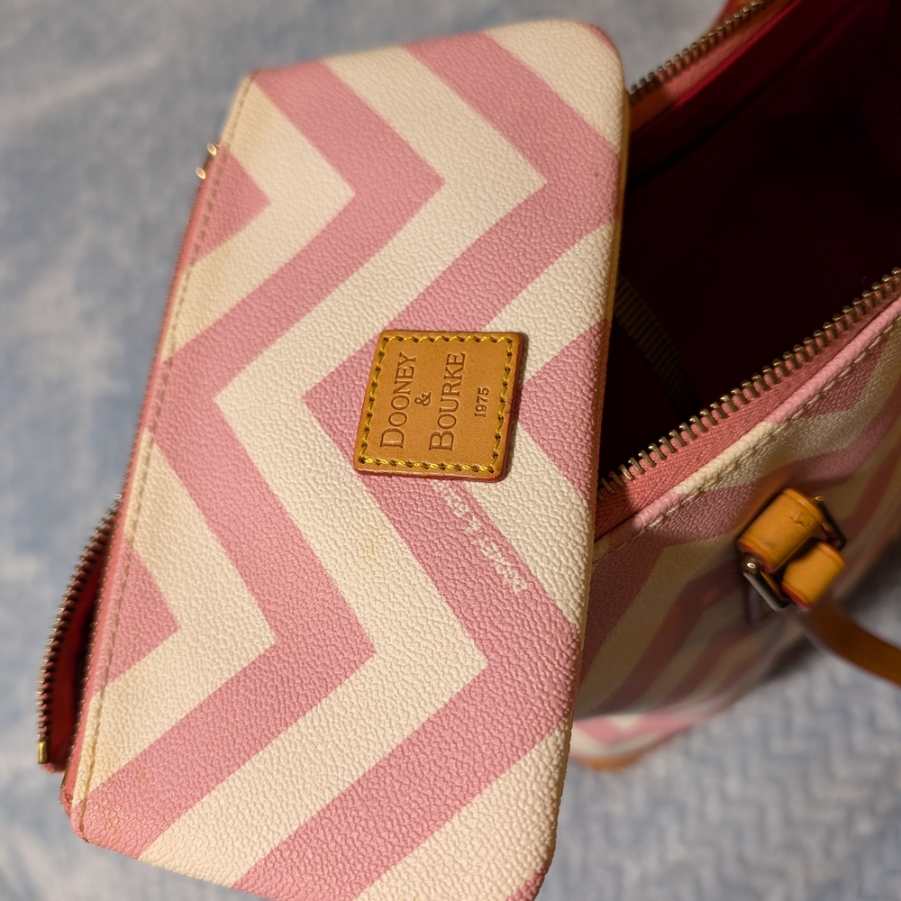 🚫🚫SOLD🚫🚫Dooney & Bourke Pink Chevron Tote Bag - Picture 7 of 14